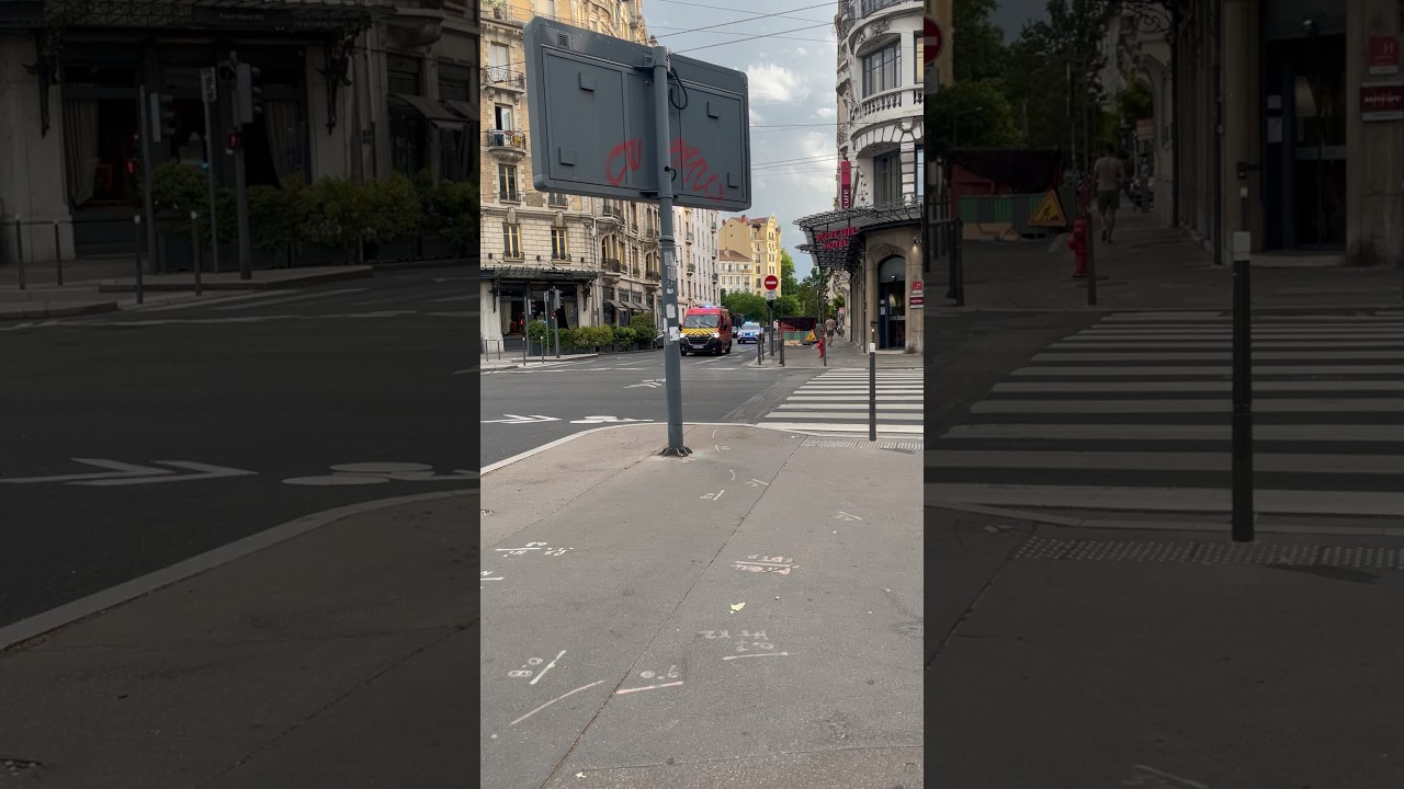 Машина скорой помощи пожарной службы Лиона с впечатляющей сиреной в американском стиле #сирена