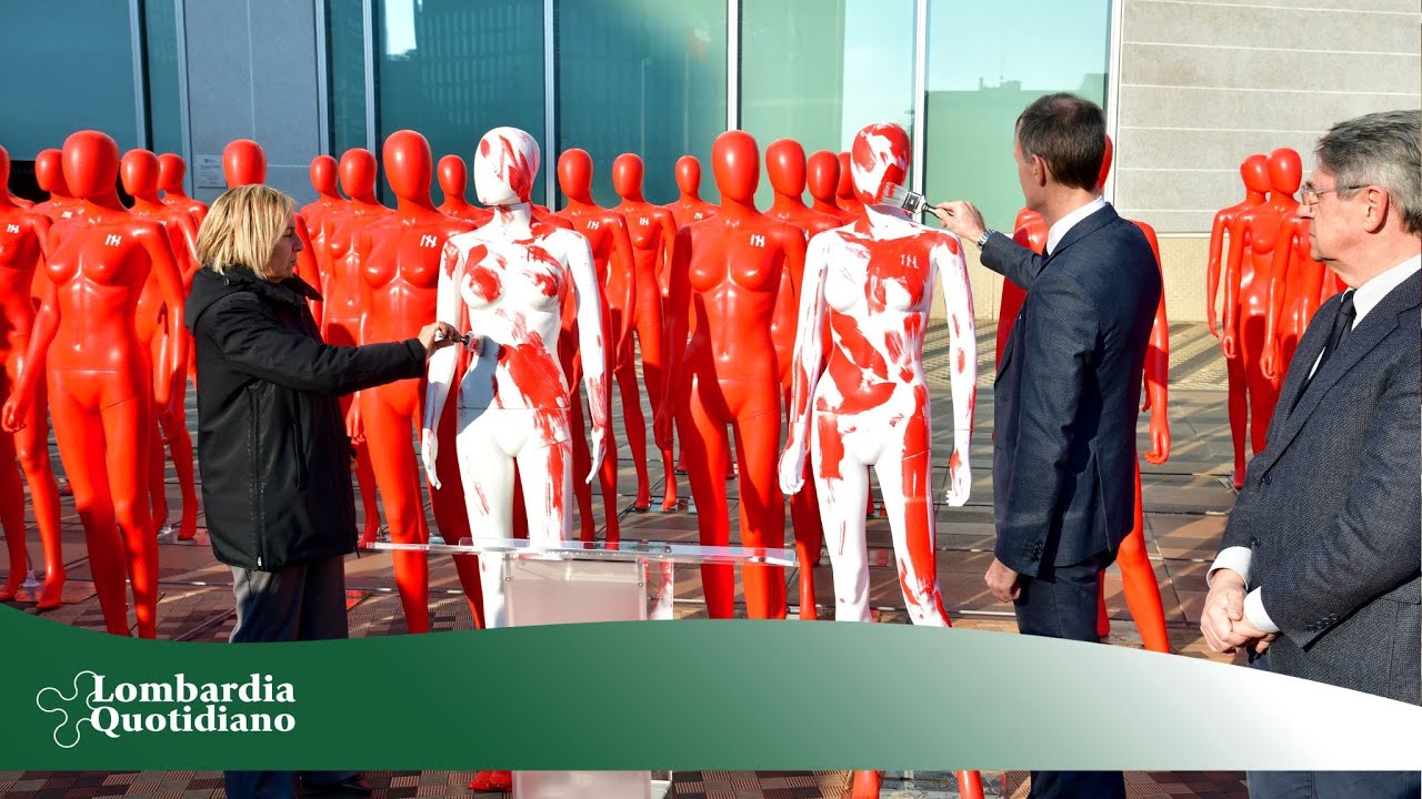 “Donne in rosso” sul piazzale di Palazzo Pirelli