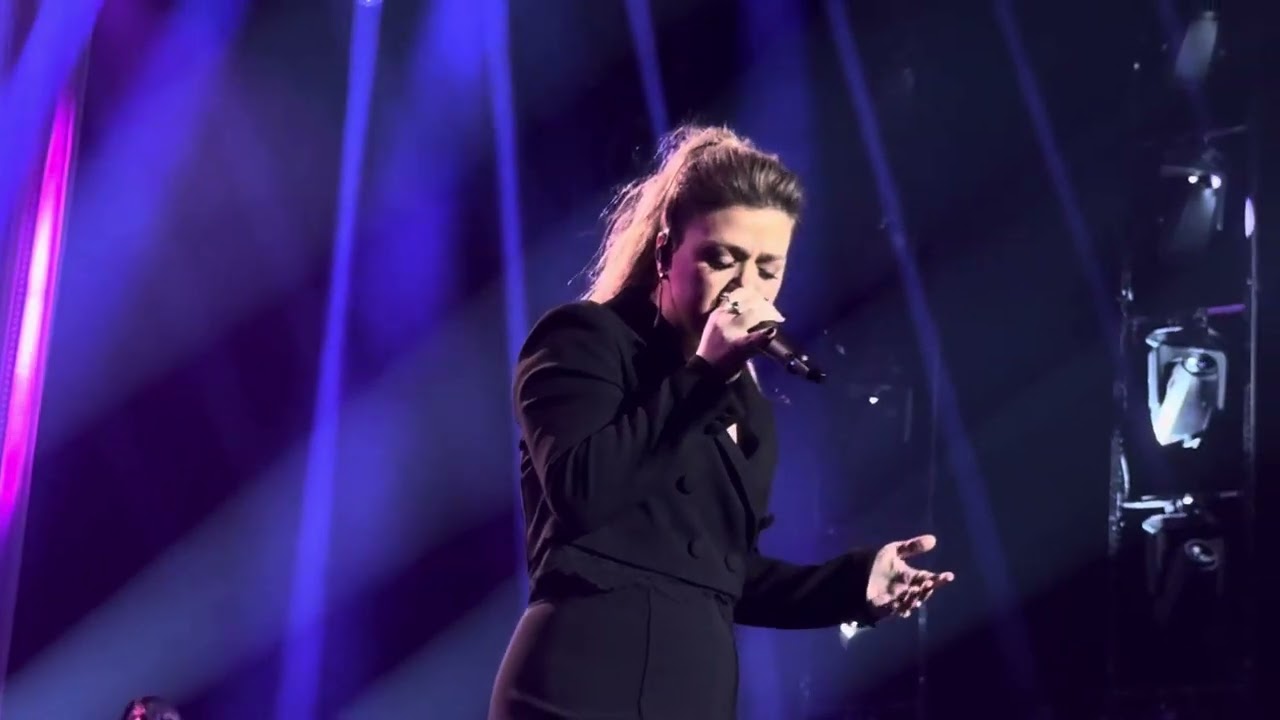 Kelly Clarkson performs Catch My Breath at Chemistry Residency in Las Vegas on 12/31/23.