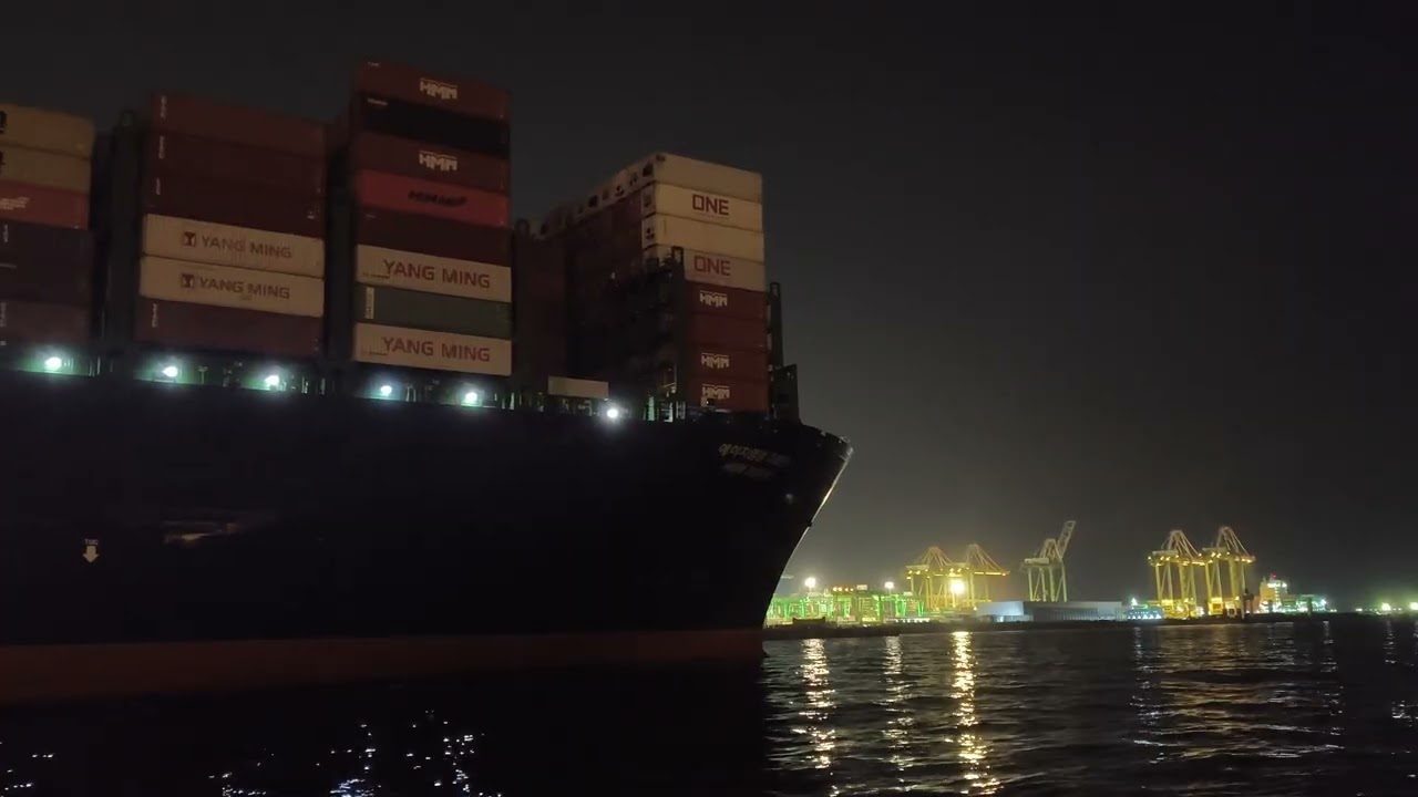 2026/02/22.晚上19點59分現代集團旗下HMM DUBLIN (韓遠都柏林)從高雄港第二港口出發往中國鹽田。