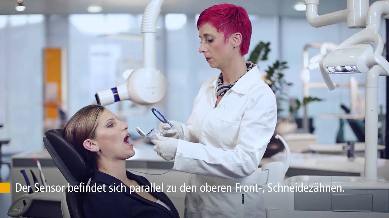 Korrekte Positionierung der XIOS XG Supreme Sensoren: Oberkiefer Frontz&auml;hne mit Watte