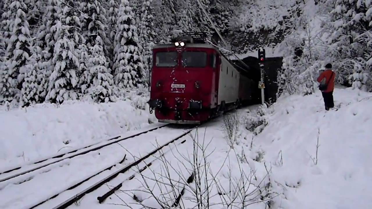 Trenuri la viaducte si tunele intre Larion si Silhoasa ! 14.12.2010.