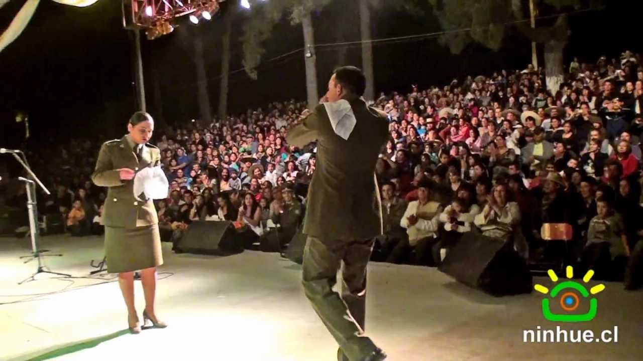 CARABINEROS BAILANDO CUECA EN NINHUE