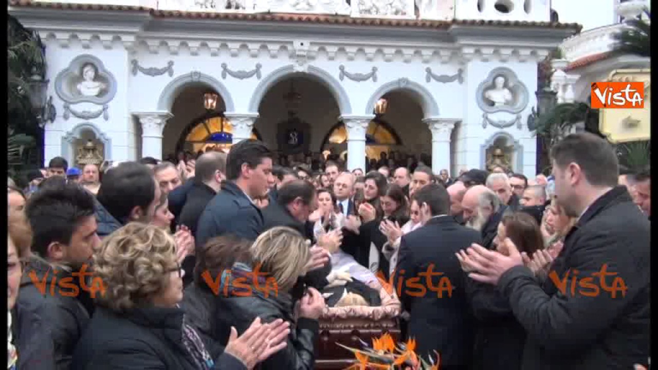L'ultimo saluto al Boss delle Cerimonie, i funerali di Antonio Polese