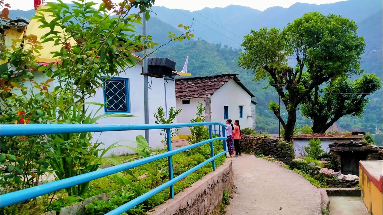 mountain village in Himalaya. उत्तराखंड का एक सुंदर गांव ( टेमरिया )। शायद आपने पहले कभी ना देखा हो.