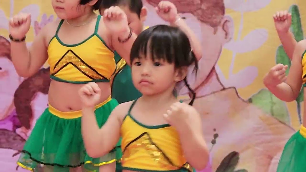 Bee_July nhảy Cherry Lady mừng 20-11