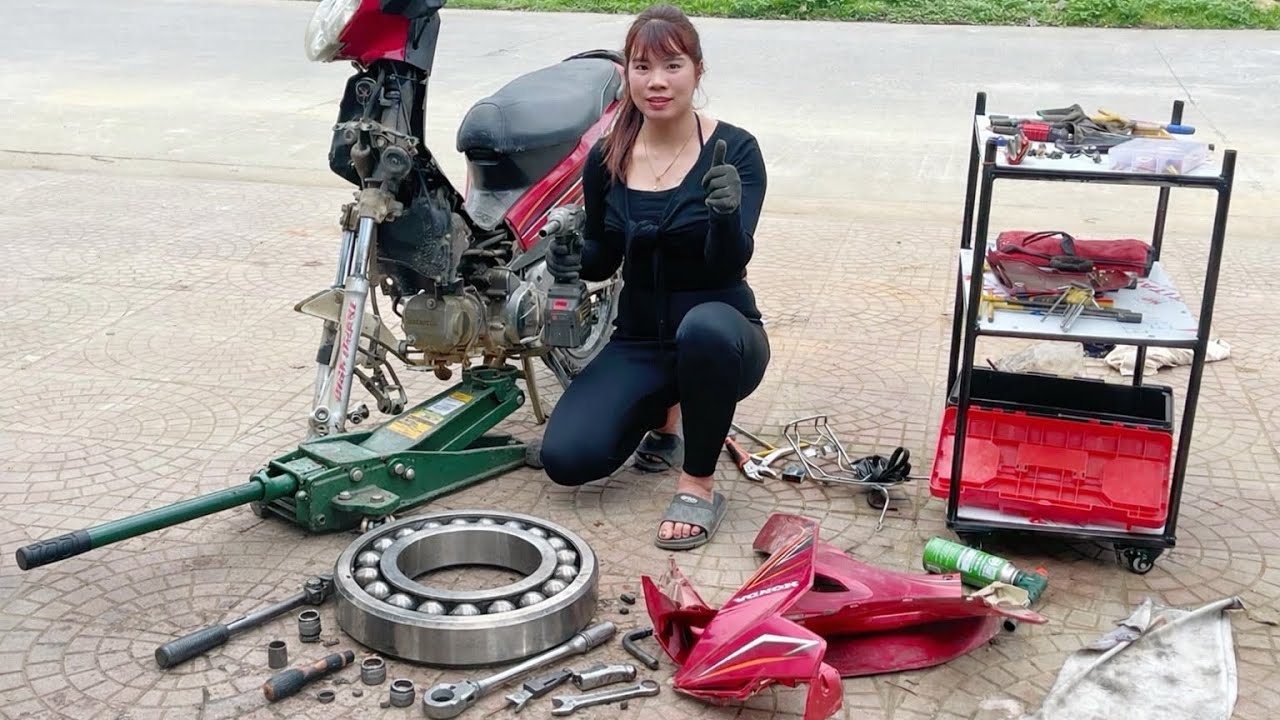 The female mechanic easily diagnosed the car's vibration problem and fixed it.