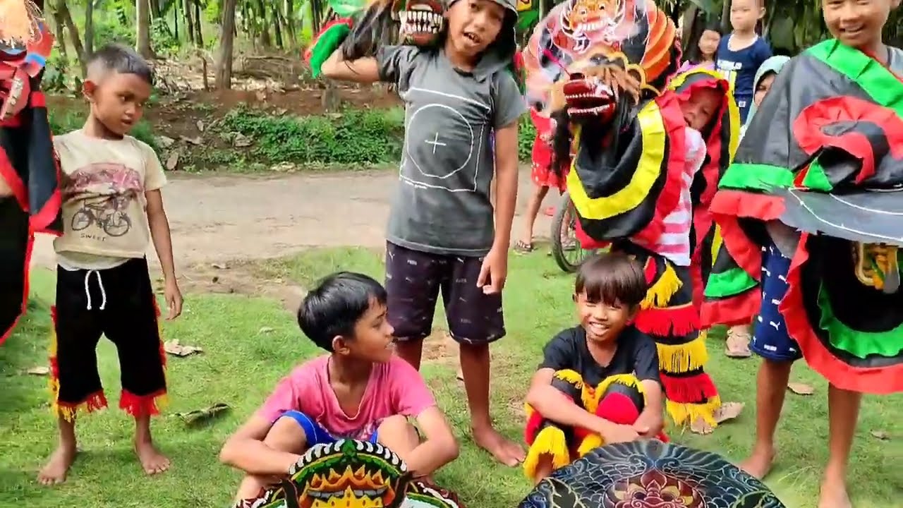 konvoi barongan keliling desa