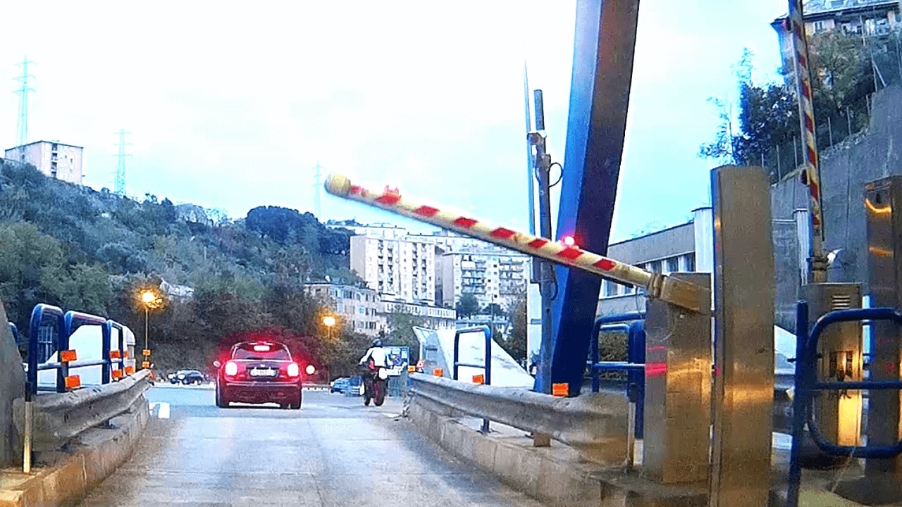 Genova, dal casello Genova Ovest alla Sopraelevata #genova #a10