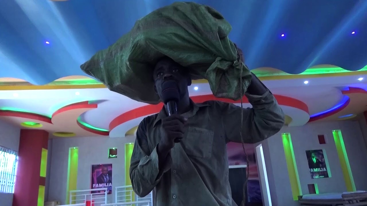 Nyakia kweli ni Nabii wa MUNGU tazama alivyojishusha kwa waumini wake