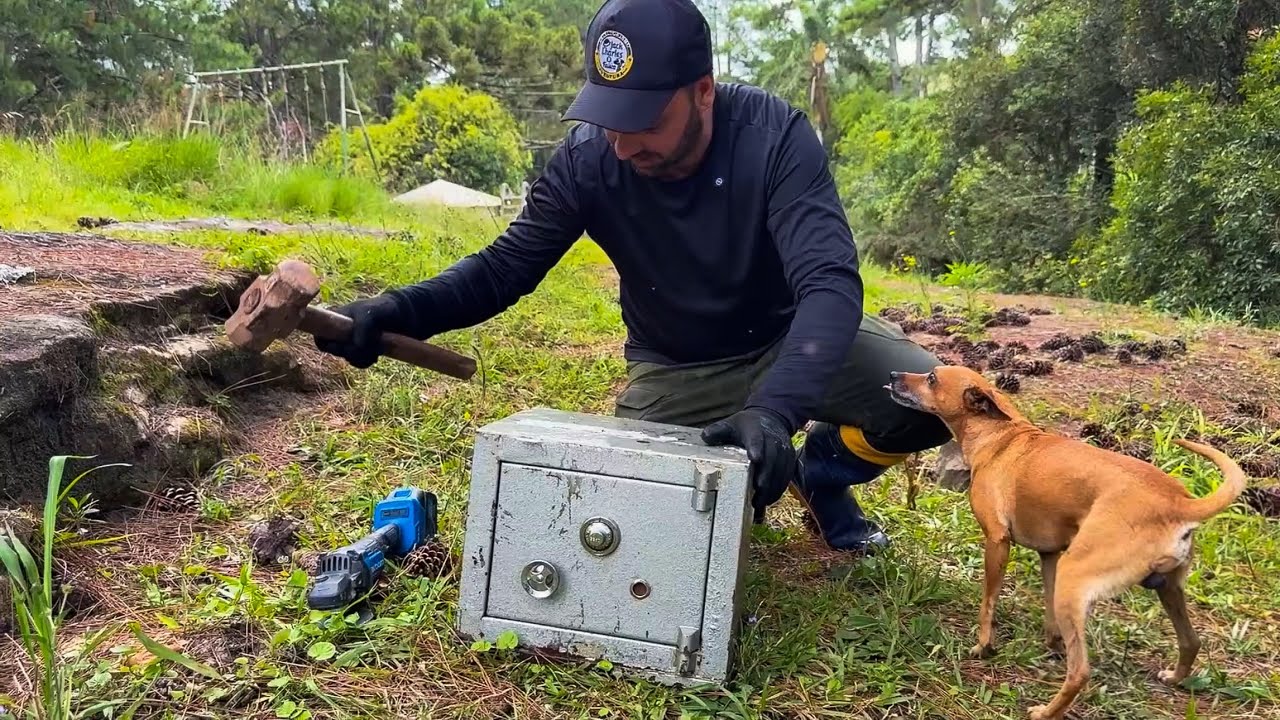 Ele encontrou cofre do tesouro afogado no lago
