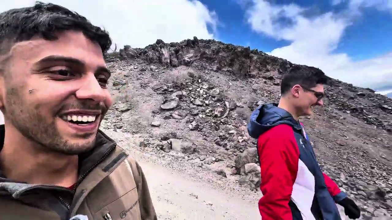 Subi o Vulc&atilde;o Cotopaxi no Equador