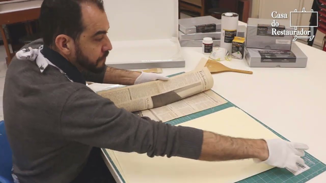 Aprenda como conservar jornais e grandes documentos.