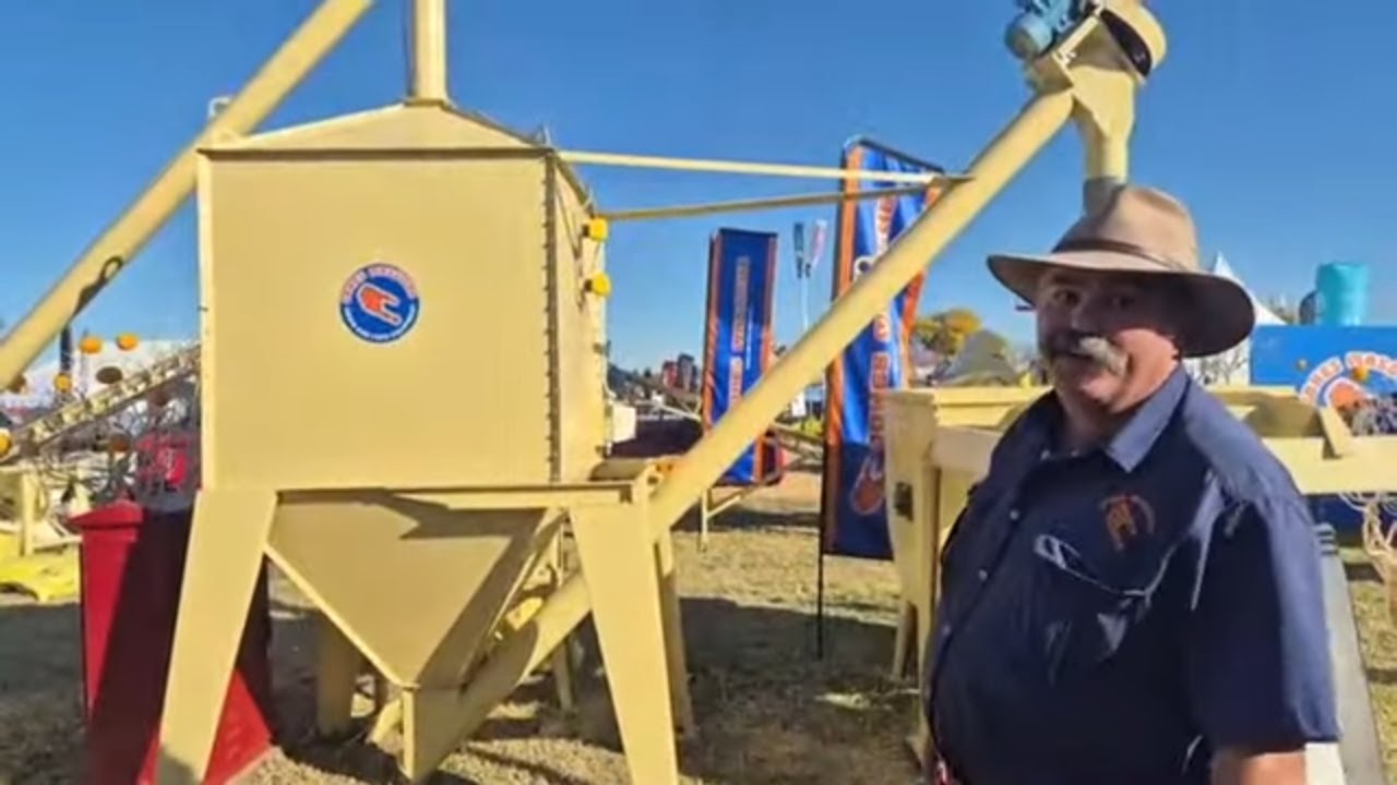 Jones Masjiene het 'n stoflose hamermeul gemaak en dit staan hier op Nampo 2025
