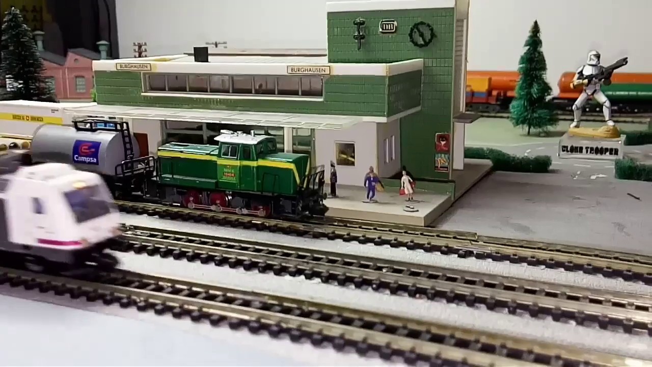 Locomotora 253 con vagones militares. 
