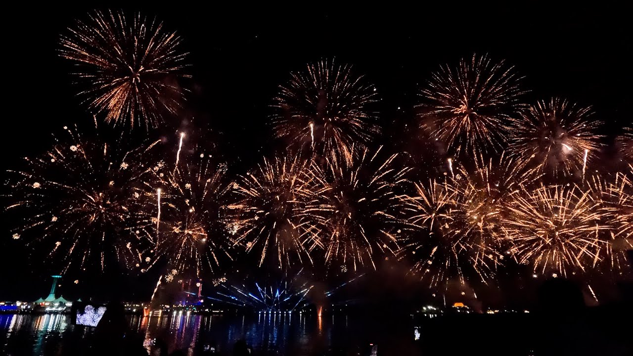New Year's 2025: Abu Dhabi puts on stunning fireworks show at Abu Dhabi Corniche