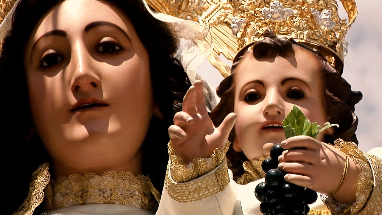 Miles de romeros empujan a la Virgen de las Viñas en Tomelloso