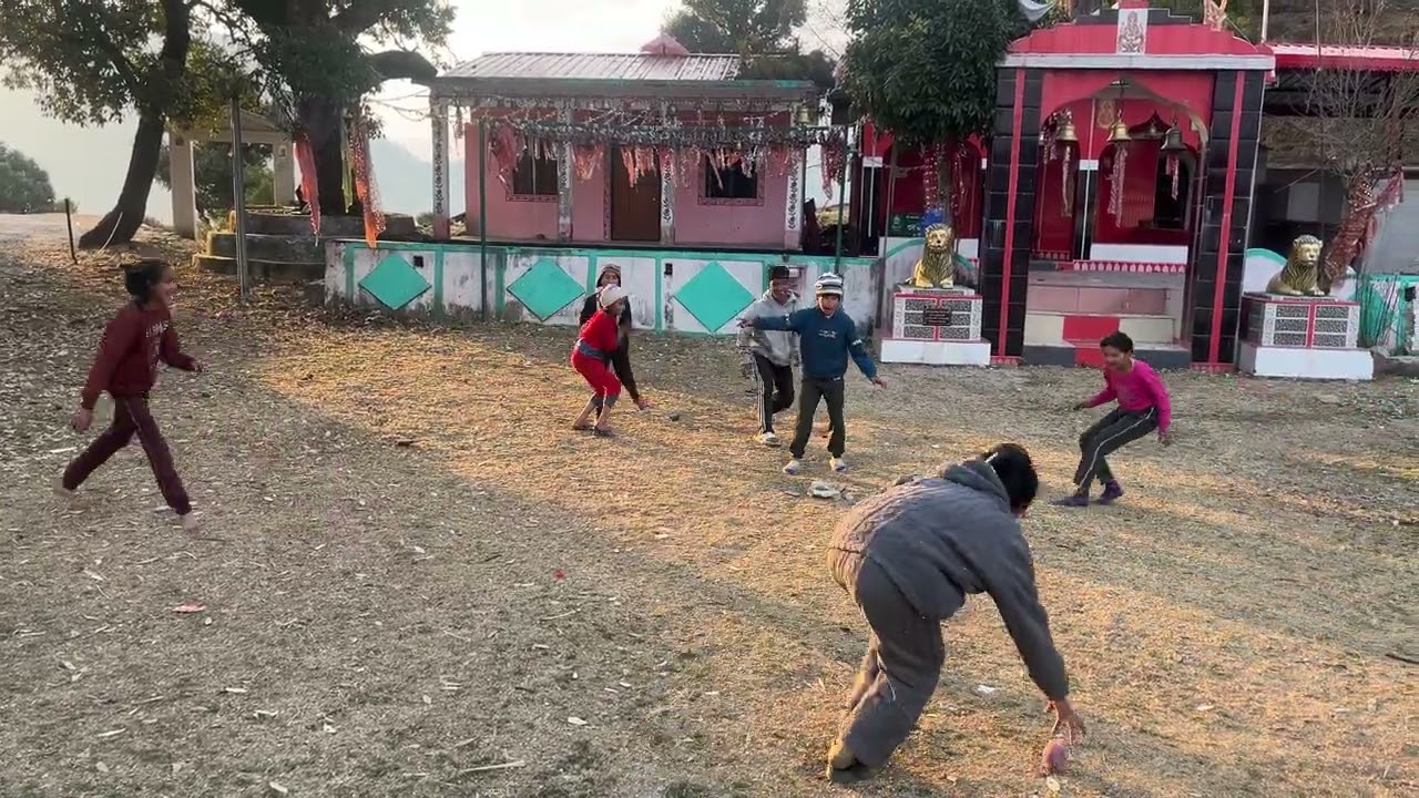 पिड्डू खेल खेलते बच्चे (आजादी से पहले खेले जाने वाला खेल)
