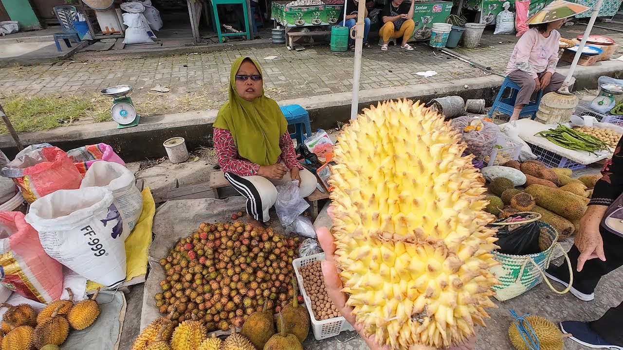 MUSIM BUAH DI PASAR TRADISIONAL DI IBUKOTA KALIMANTAN UTARA; TANJUNG SELOR - BULUNGAN