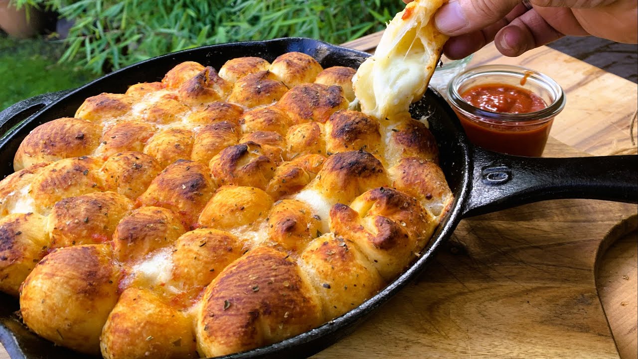 Mozzarella Zupfbrot aus der gusseiserenen Pfanne, ein toller Snack für das Grillfest.