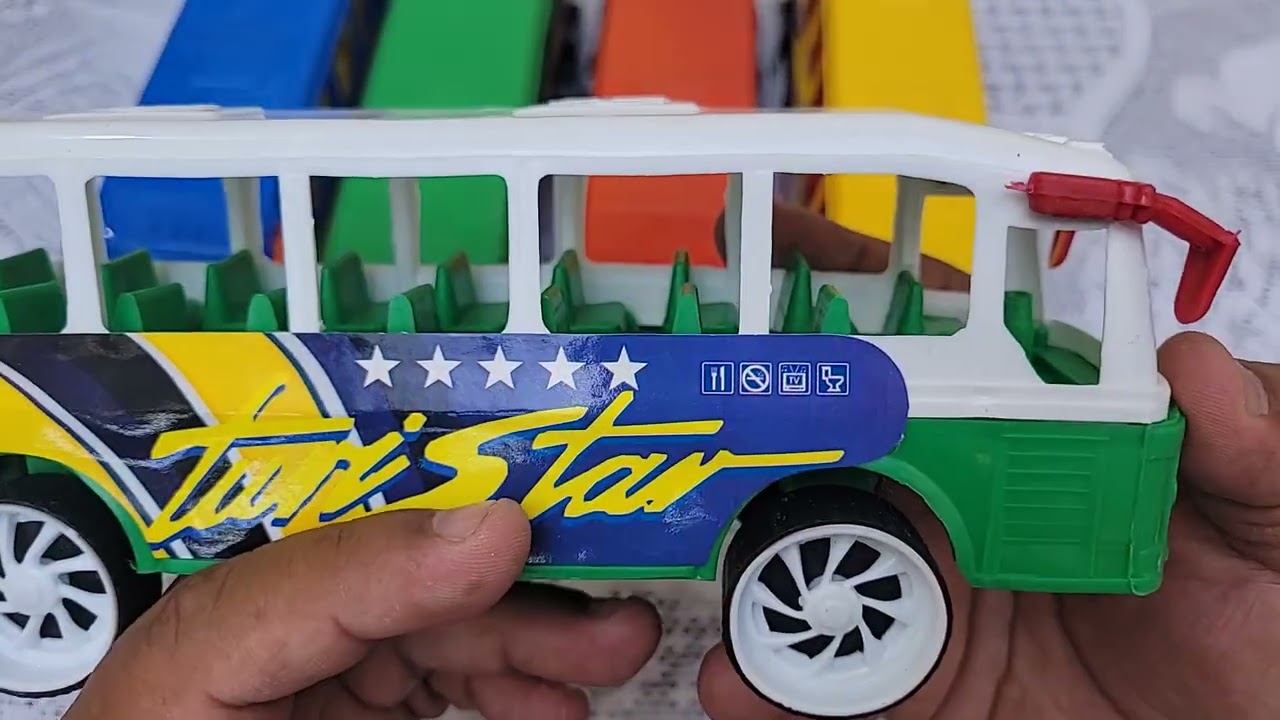 Autobus elaborado en plástico por Juguetes Memo 