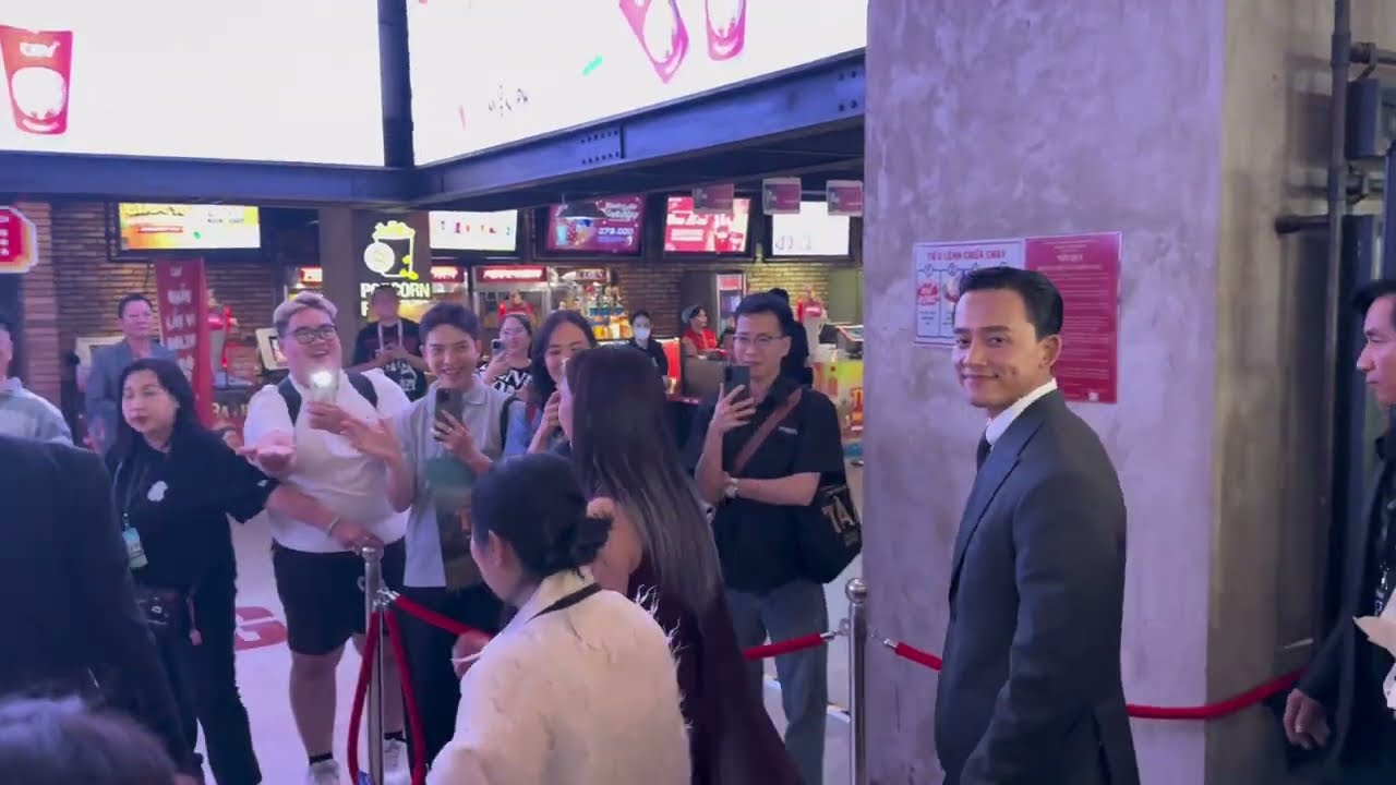 Mai Tài Phến diện vest điển trai sánh đôi cùng Mỹ Tâm & dàn cast phim TÀI ở fansign làm fan háo hức