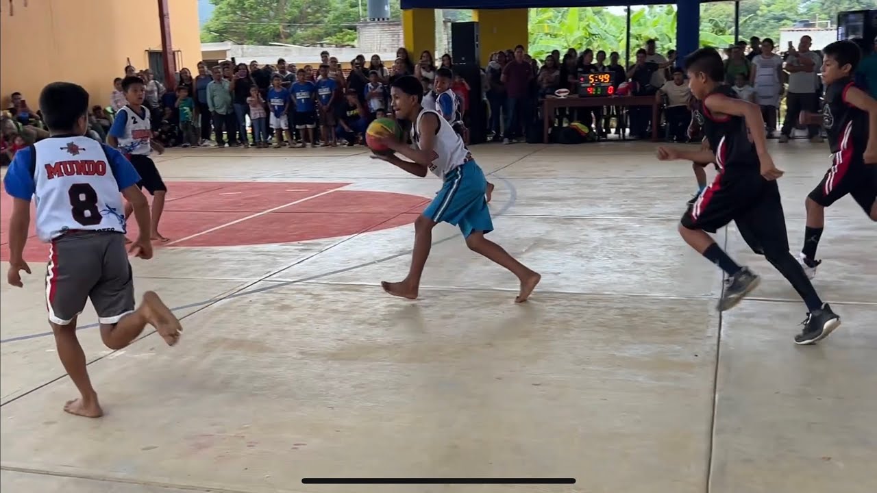 Así Juegan Básquetbol DESCALZOS Los Famosos Niños Triquis En Oaxaca