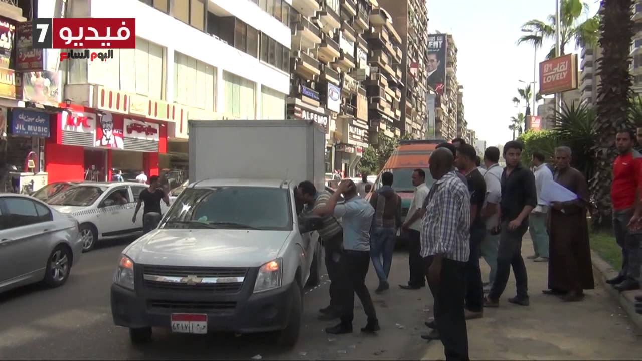 بالفيديو.. بعد مشاجرة بينهما.. سائق يطارد سيارة إسعاف بداخلها «مريض» فى المهندسين