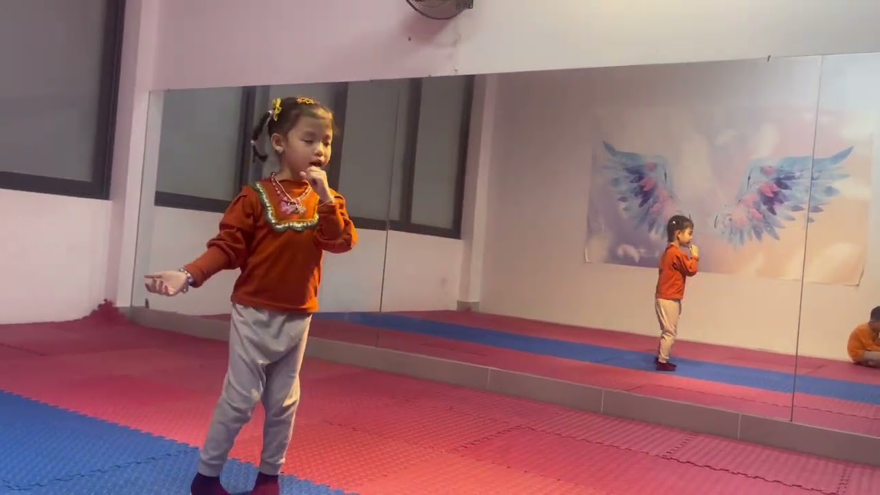 Nhím & Mẹ tập múa cô Thu tiếng hát giữa rừng pác bó