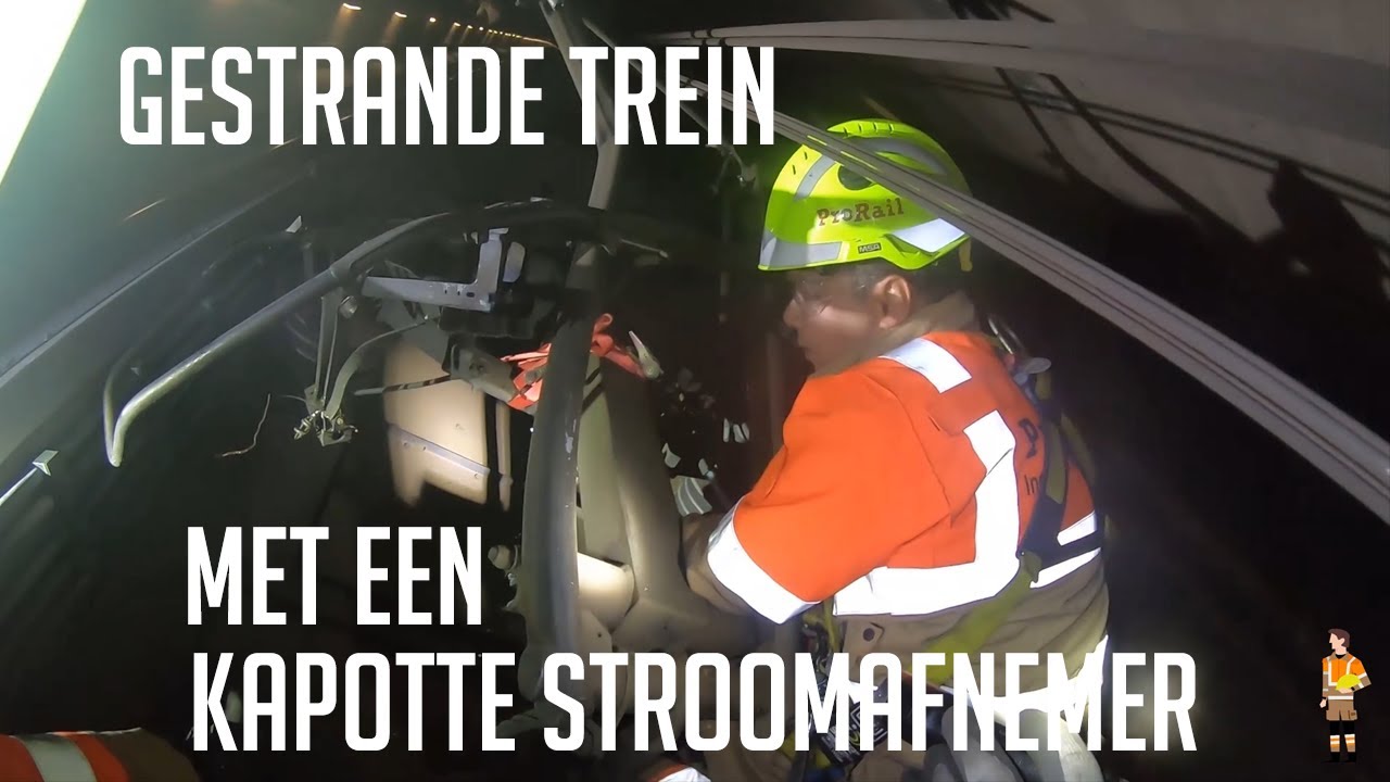 Gestrande trein met een kapotte stroomafnemer in Schipholtunnel -Incidentenbestrijders van het spoor