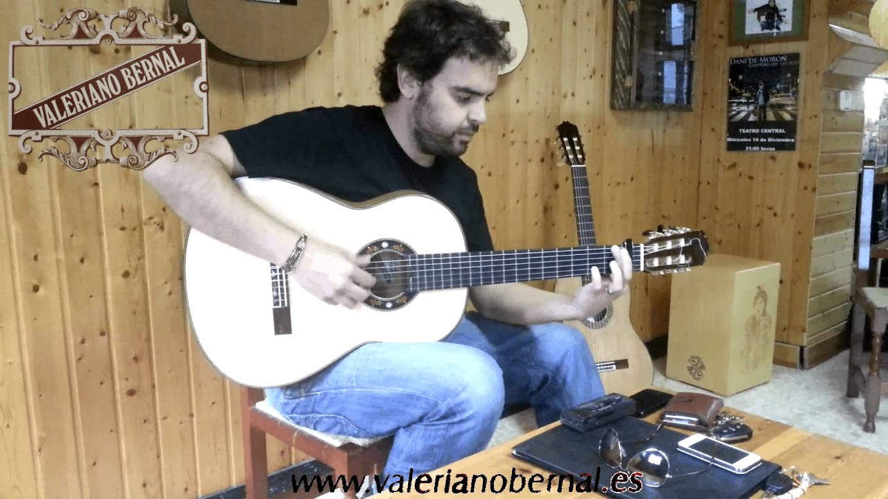 Dani de Moron con su nueva guitarra Rafa de Valeriano
