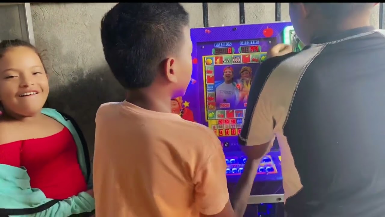 PERDIMOS LOS 20$ DE LA COMIDA, EN LA MAQUINITA 😱💵
