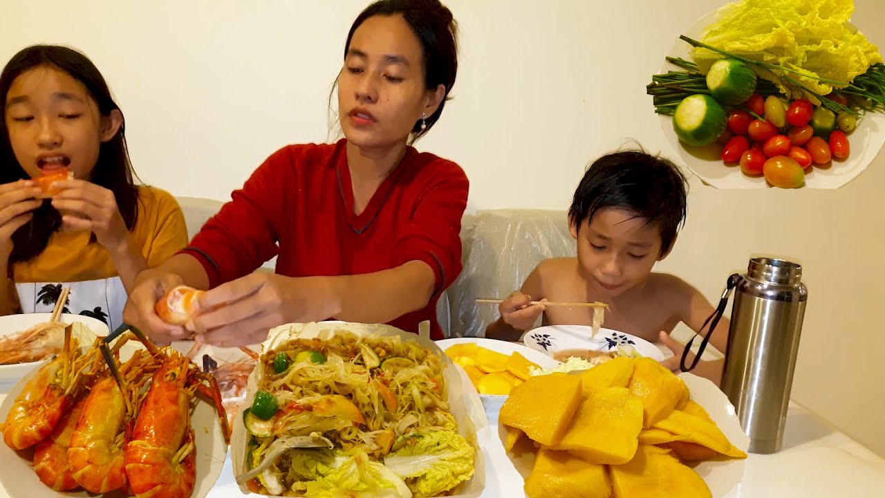 We Eat Papaya Salda With Lobsters Bought From Takeo Province  - A delicious Meal With Kids Ever