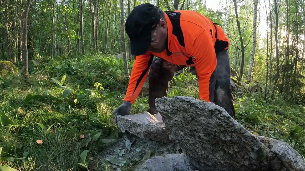 Irtokivien lohkomista muurikiviksi kivikiiloilla