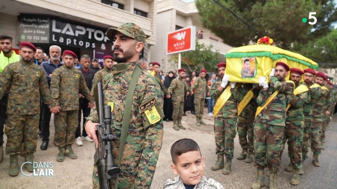 Les combattants du Hezbollah prêts pour la guerre contre Israël - Reportage #cdanslair 28.10.2023