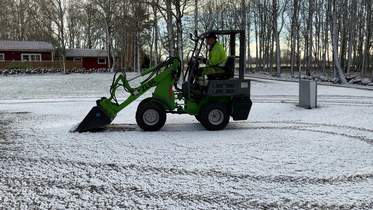 K&ouml;p Minilastare ZL 06 med skopa p&aring; Klaravik