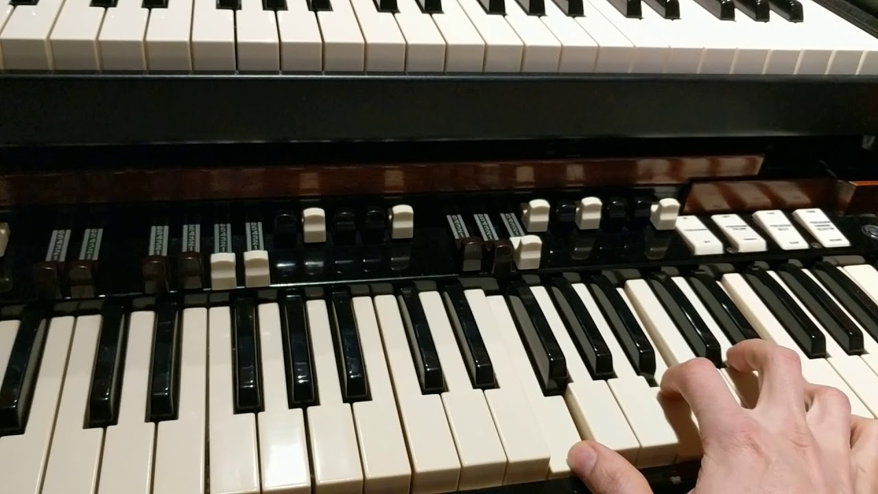 Crumar Mojo 61 vs Hammond A100 - both through the 147 Leslie speaker