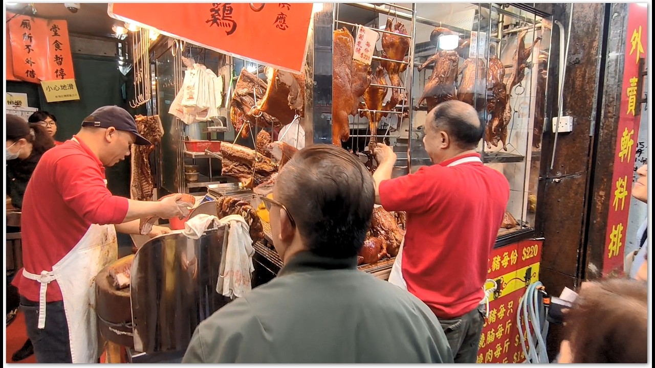 香港燒味 老闆師傅齊心合力工怍 Fresh Hot Roast Pork So Yummy Hong Kong Food 做出脆卜卜燒乳豬肥美燒鵝燒鴨 十分好吃 香港美食 新強記燒臘飯店