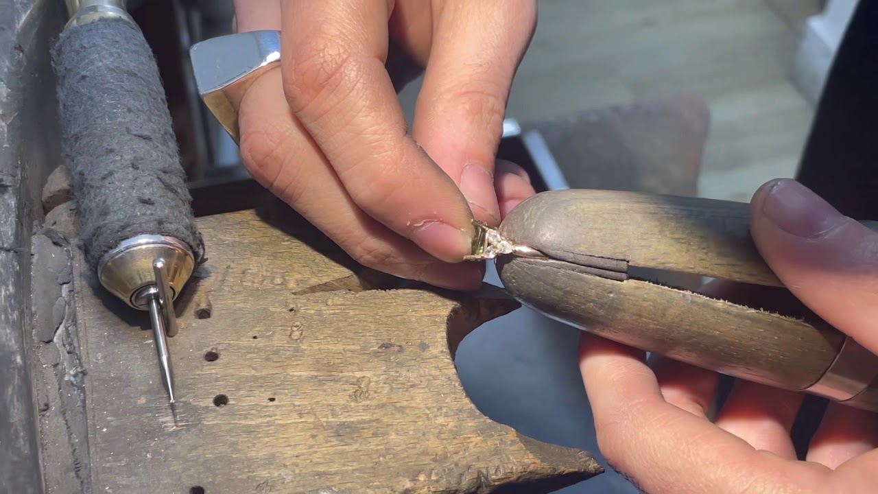 Travail de sertissage bague saphir vert et diamants sur or rose