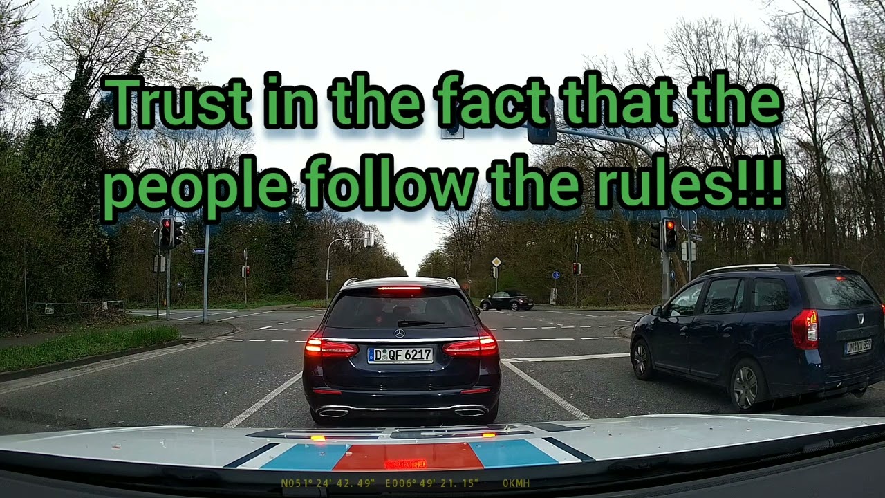 Turning left at different traffic lights. Ampel vs Grünpfeil-Ampel