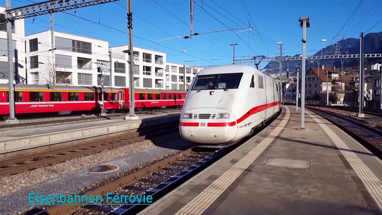 Züge der SBB, Intercity und Regioexpress, ICE und die Rhätische Bahn zusammen im Bahnhof Chur, treni