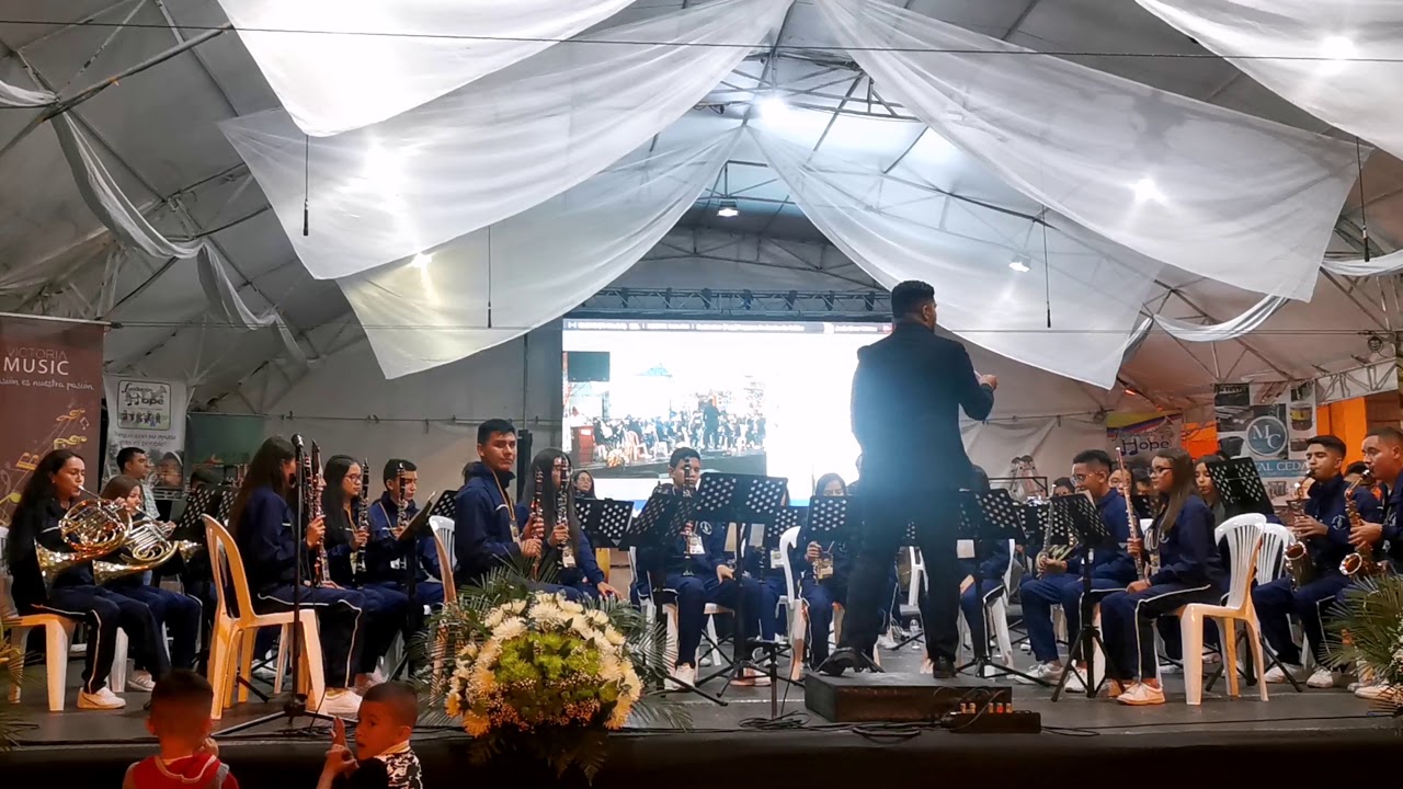 AL RITMO DE 