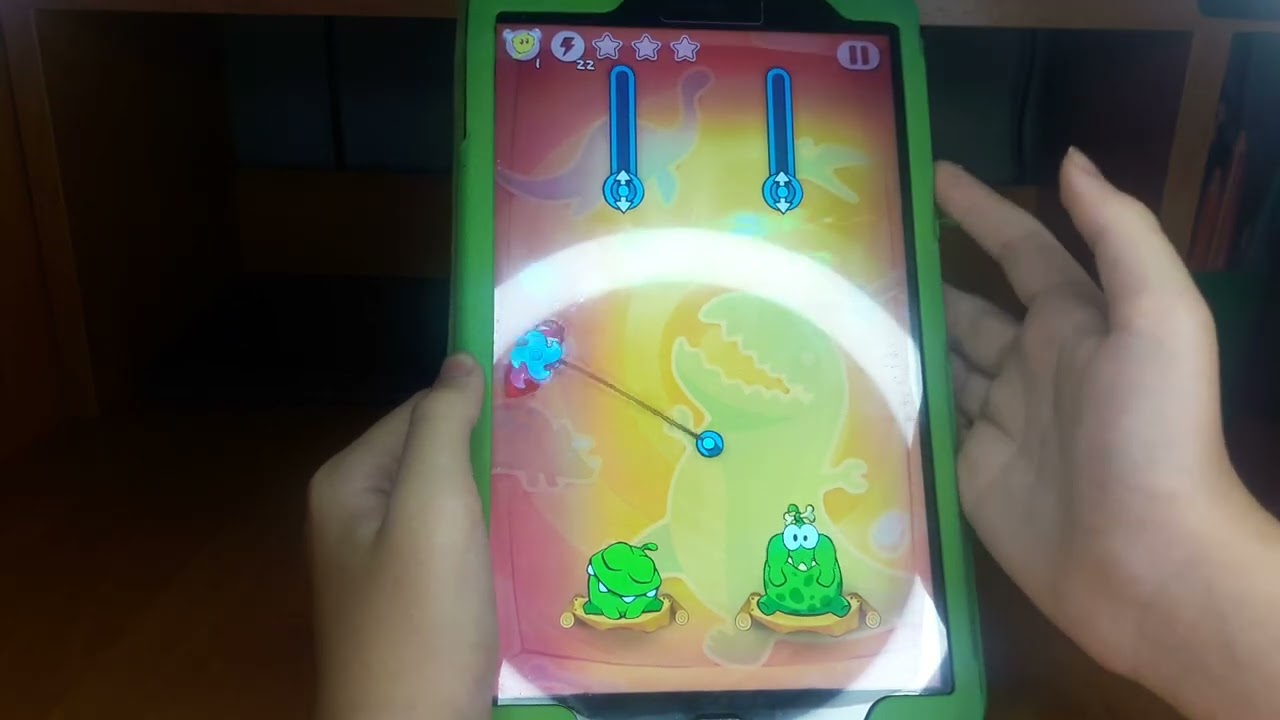 Играю в игру Cut the rope time travel (Ам ням). Пройденные уровни ( 6 глава 1-15).