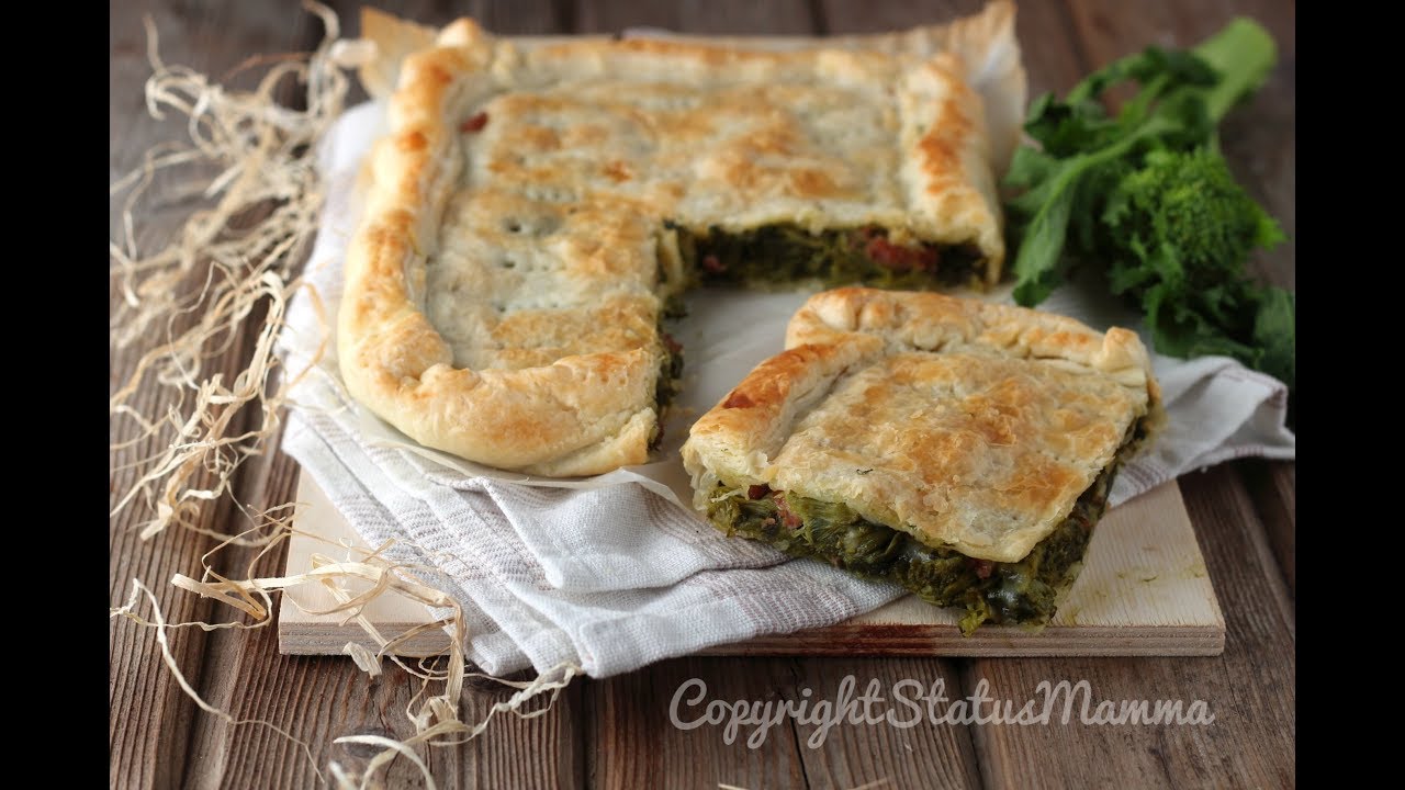 Torta salata facile con cime di rapa e salsiccia filante
