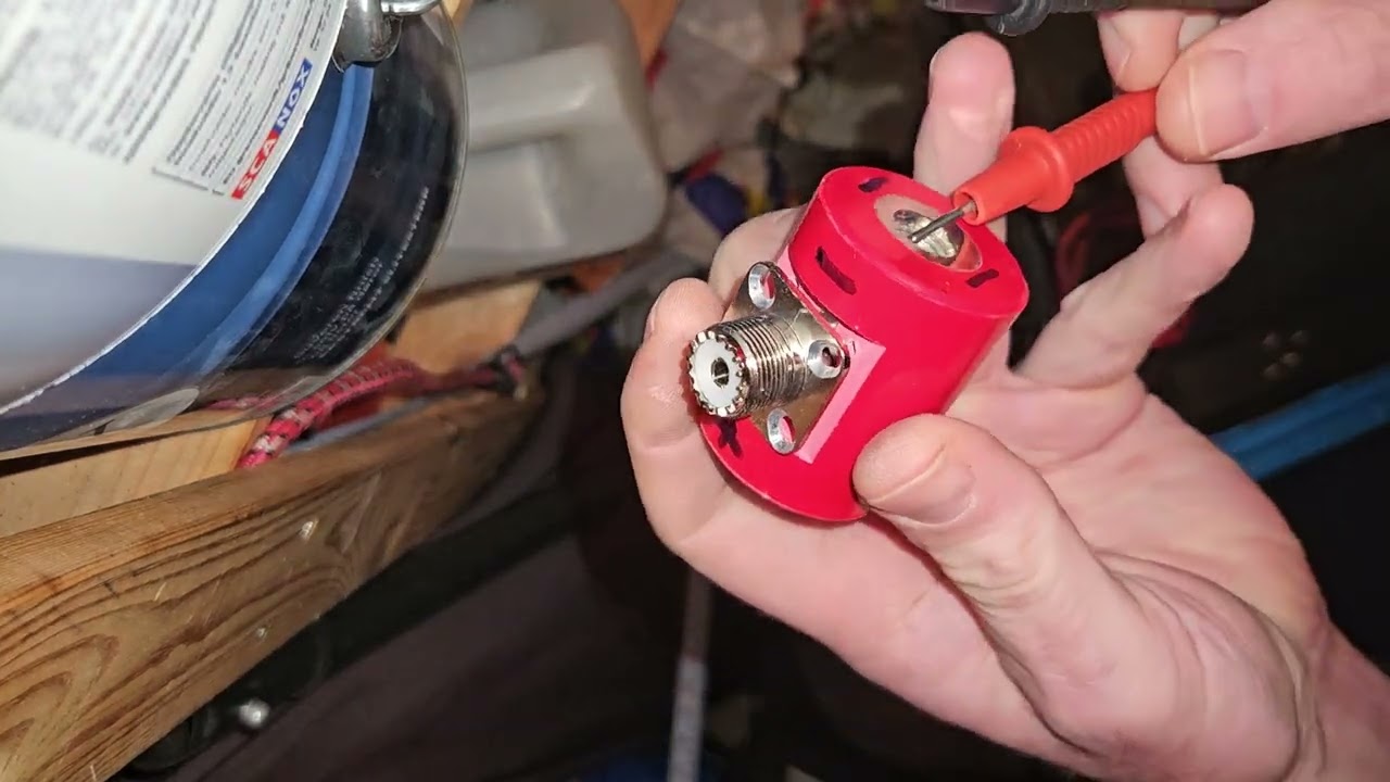 whip antenna 5.6 meter base, m10. how is it conected? now you can see.
