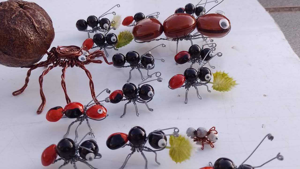 Ensinando a fazer formiga com arame e semente/Enseñando a hacer una hormiga con alambre y semilla