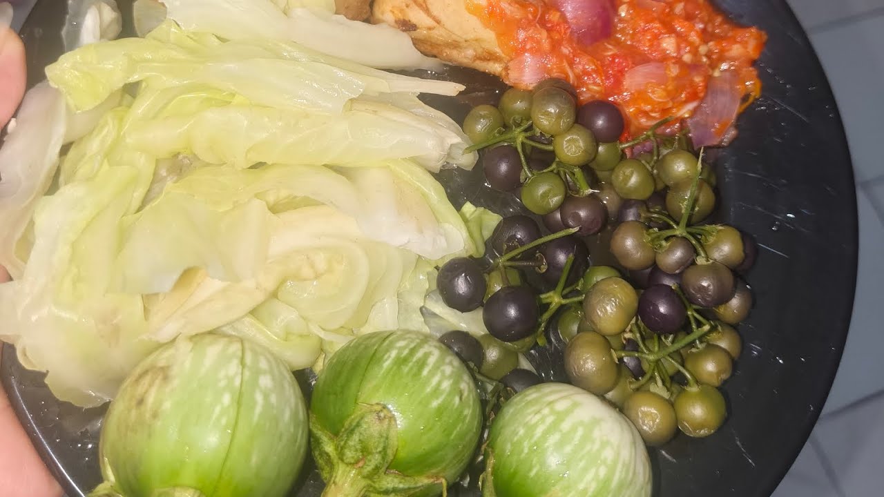 Makan lalapan dan sambal #yesimiu #mukbang #lalapan #sambal #ayampanggangoven #leunca #terong 