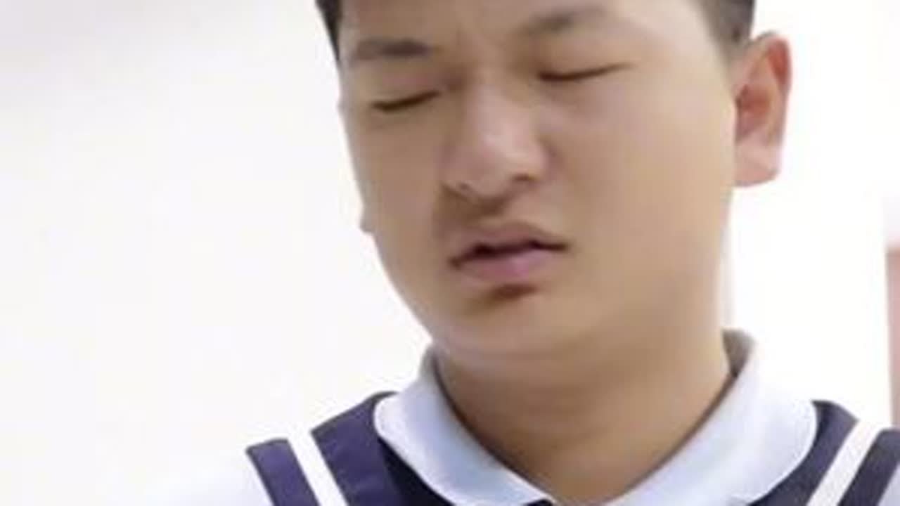 学生集体出去打饭，没想小西什么都没有竟然完成打饭任务，真厉害