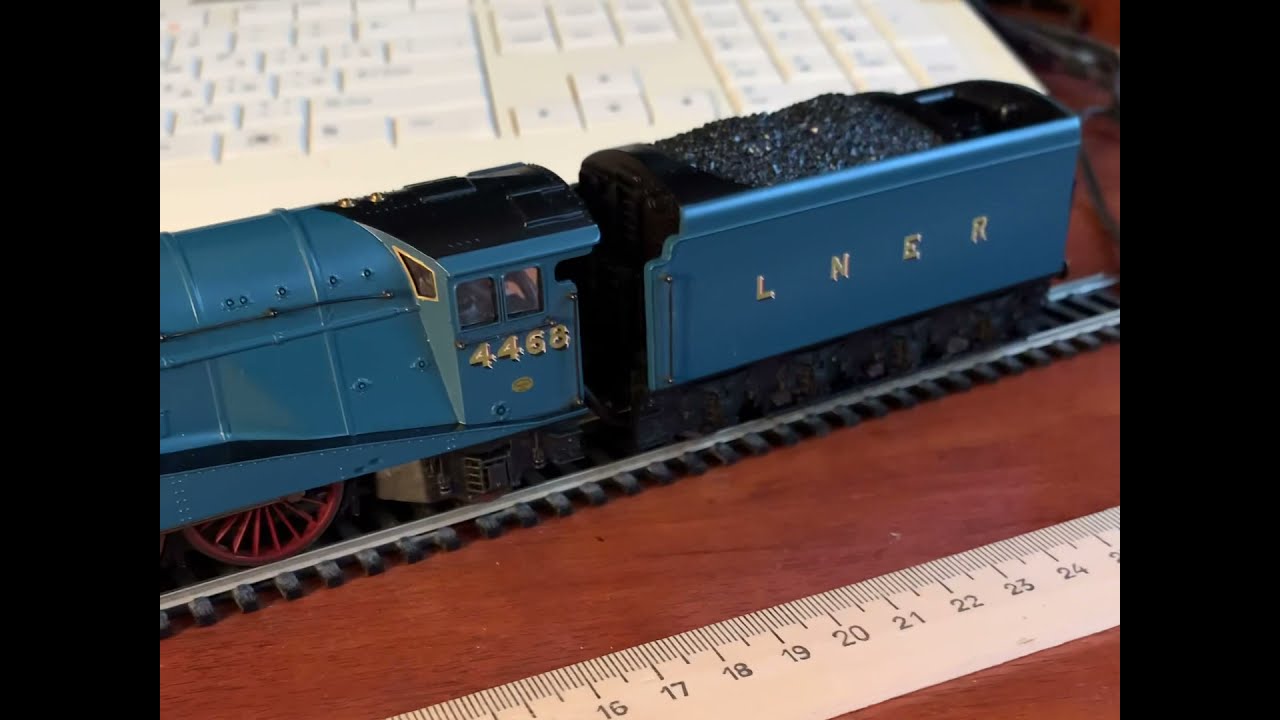 Маленькая действующая паровая машина. Паровоз Mallard