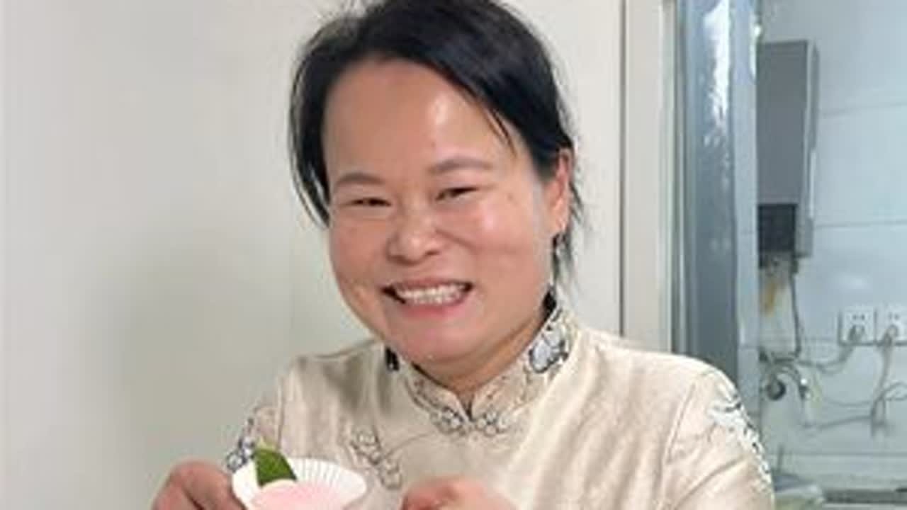 刘姐的桃花宴 看刘姐的春日桃花甜点系列：桃花酿、桃花雪梅娘、桃花布丁、桃花饮入口满满的桃花香，幸福时刻#治愈系美食  #春日桃花甜点 #记录真实生活 #美食